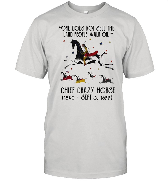 One Does Not Sell The Land People Walk On Chief Crazy Horse 1840 Sept 3 1899 shirt Classic Men's T-shirt