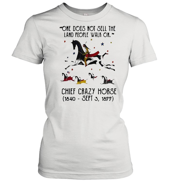 One Does Not Sell The Land People Walk On Chief Crazy Horse 1840 Sept 3 1899 shirt Classic Women's T-shirt